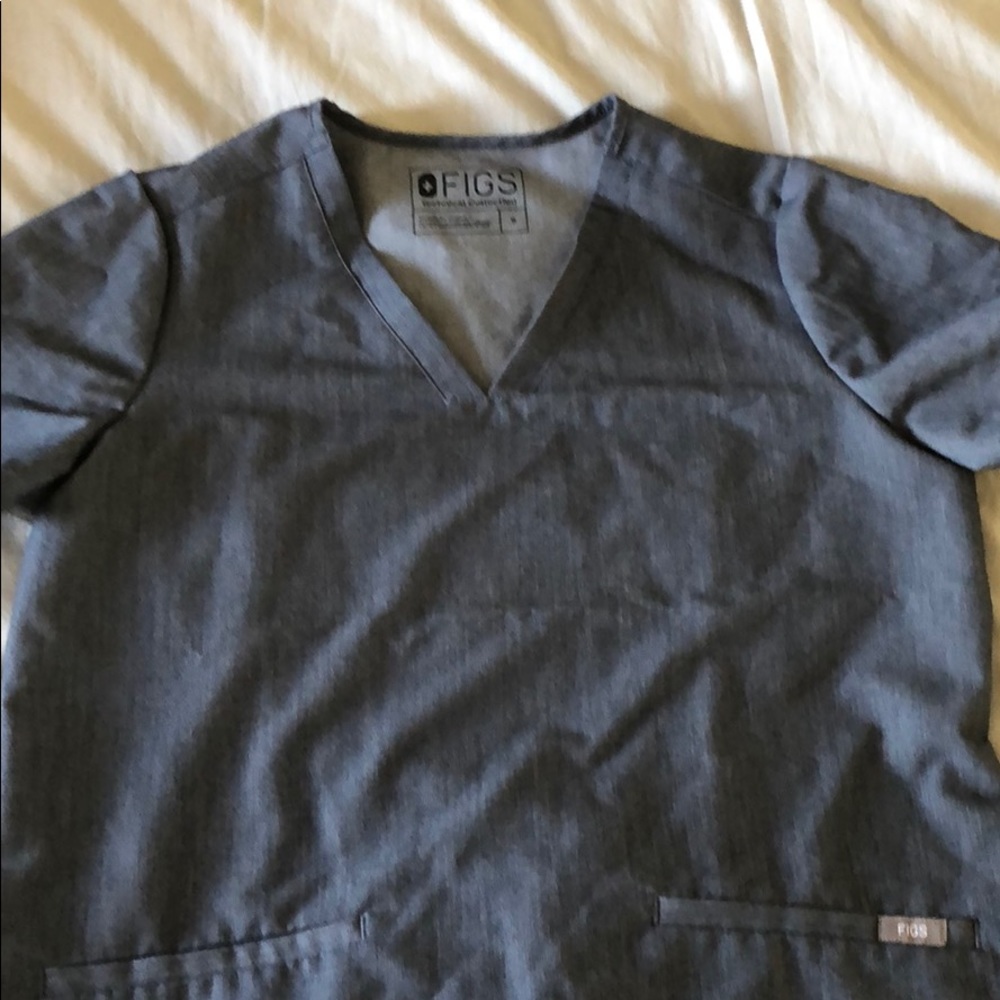 ⭐️NEW LISTINGS⭐️ Casma three pocket scrub top.